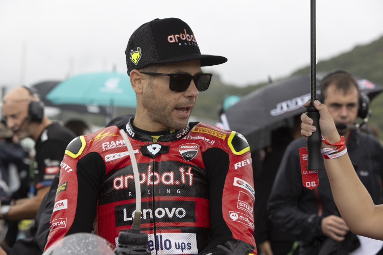 Alvaro Bautista steht im zweiten Hauptrennen in Reihe 1