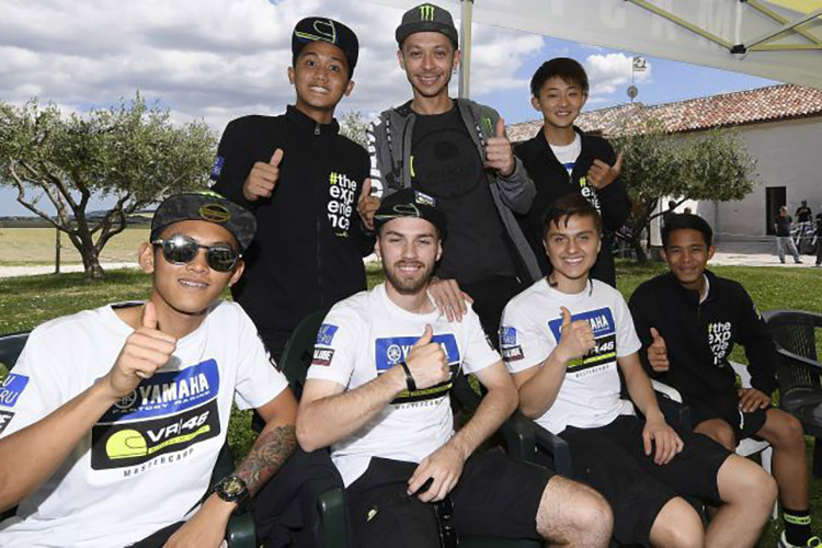 Valentino Rossi mit den sechs Teilnehmern des VR46 Master Camps