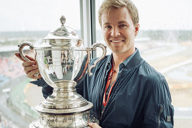 Nico Rosberg mit der Siegertrophäe von Hockenheim