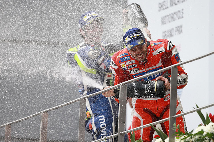 Sepang: Valentino Rossi mit Andrea Dovizioso auf dem Podest