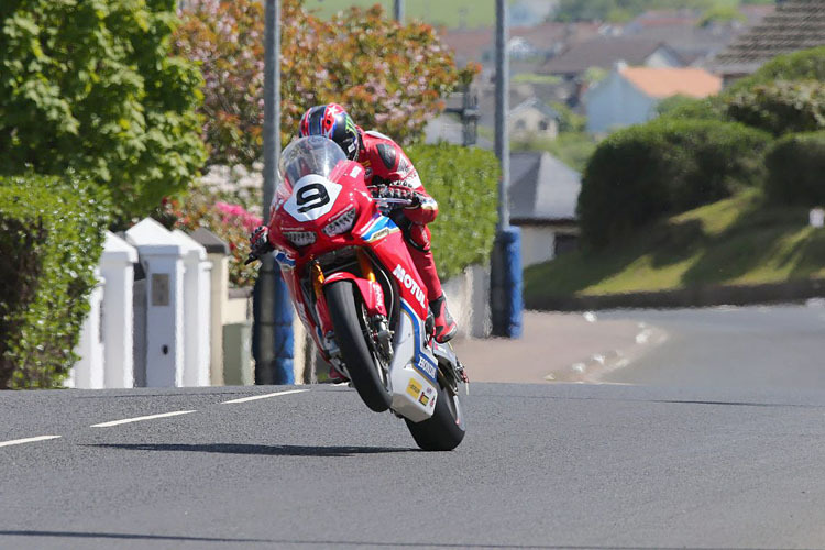 Ian Hutchinson ist seine fehlenden Testfahrten auf der Honda anzumerken