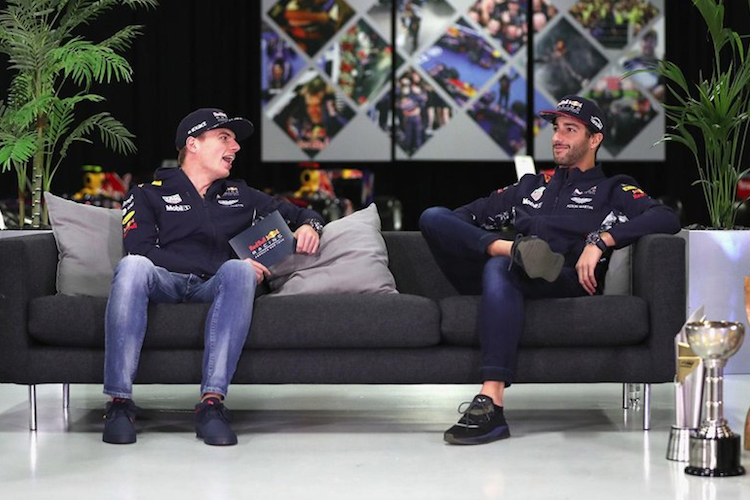 Max Verstappen und Daniel Ricciardo auf dem Sofa von Red Bull Racing