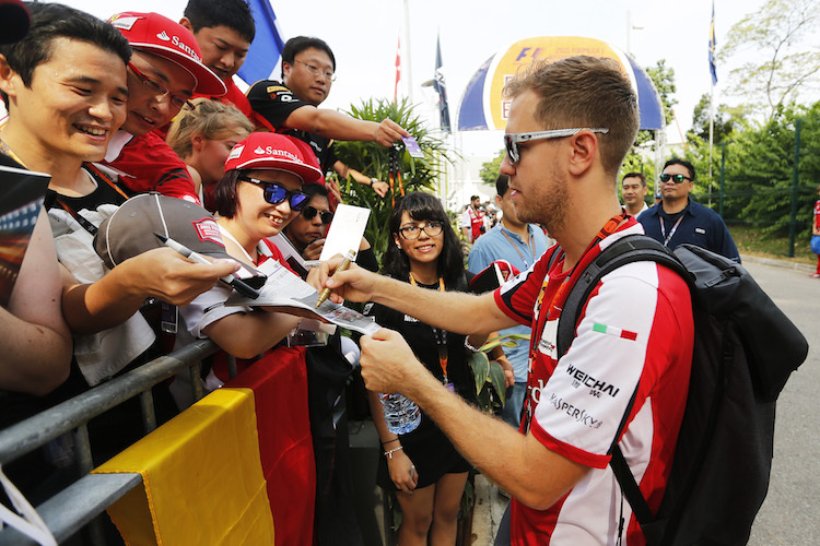 Sebastian Vettel gibt Autogramme