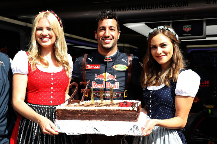 Daniel Ricciardo durfte eine Geburtstagstorte von den Formula Unas entgegennehmen