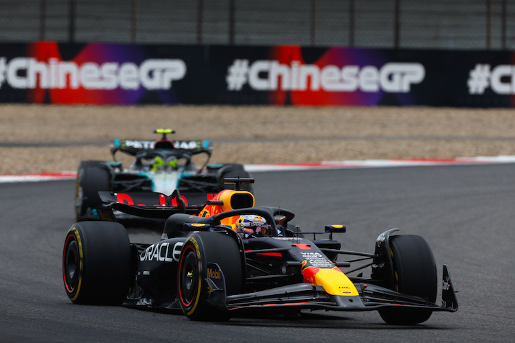 Max Verstappen vor Lewis Hamilton