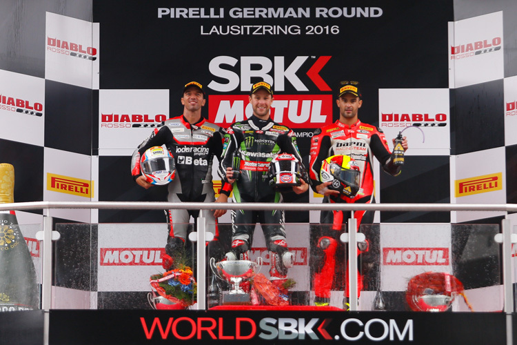 Lausitzring-Podium: Alex De Angelis, Jonathan Rea und Javier Fores (v.l.)