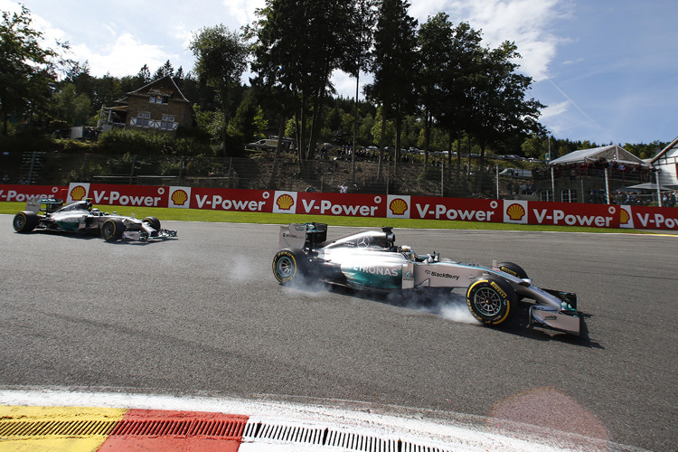 Da war noch alles gut: Lewis Hamilton vor Nico Rosberg in der ersten Kurve