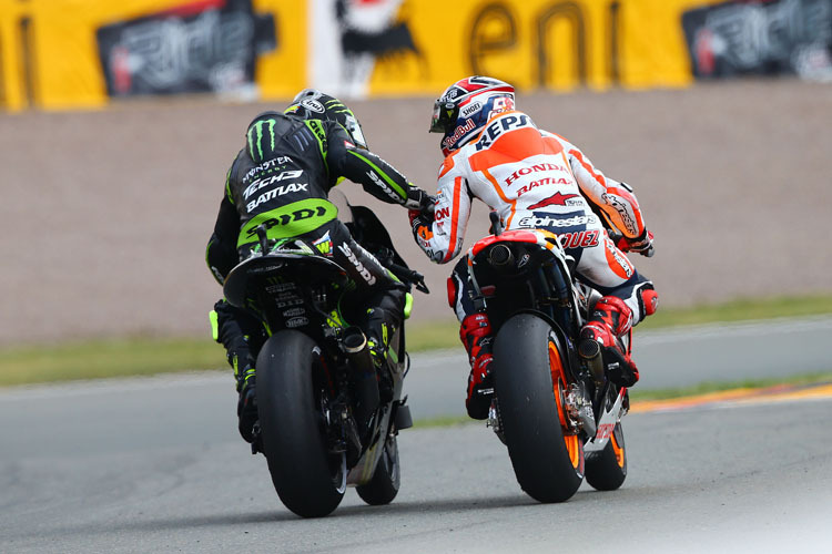 Cal Crutchlow gratuliert Sieger Marc Márquez (rechts)