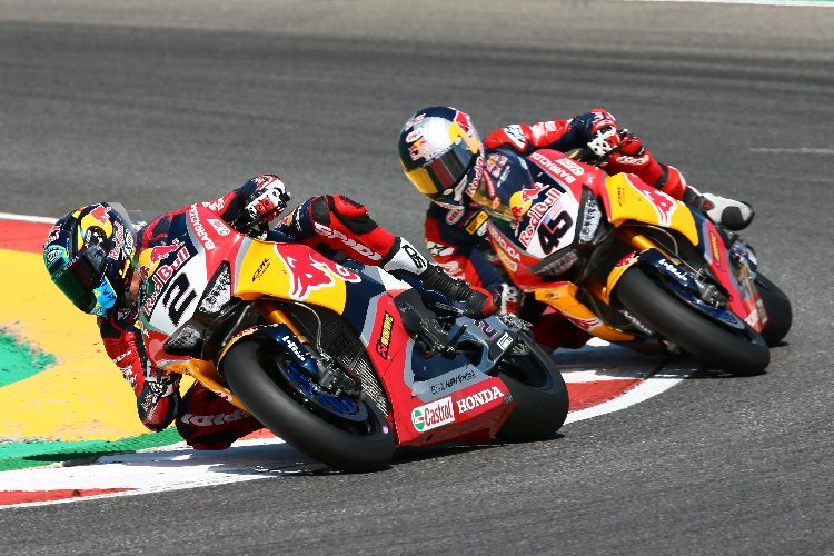 Das Red Bull Honda-Duo Leon Camier (2) und Jake Gagne (45) waren im ersten Lauf dicht beieinander