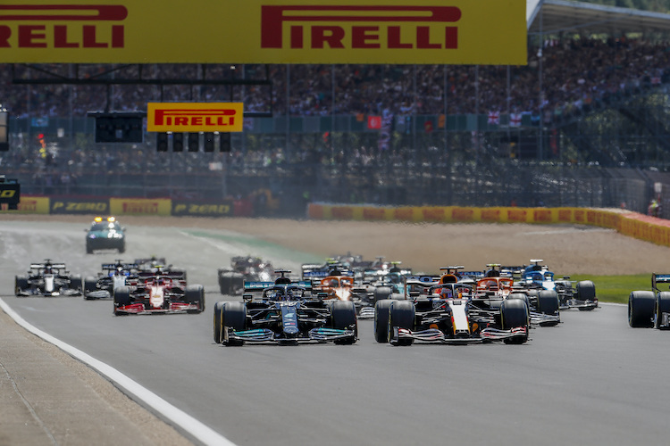 Lewis Hamilton und Max Verstappen lieferten sich beim Start zum Grossbritannien-GP ein heisses Duell