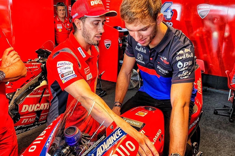 Pierre Gasly liess sich von Andrea Dovizioso dessen MotoGP-Bike erklären