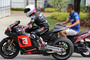 Alvaro Bautista wird von Aoki an die Box geschoben