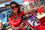 Team-Managerin Livia Lancelot schiebt das Bike von Ruben Fernandez zur technischen Abnahme