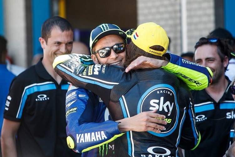 Valentino Rossi umarmt seinen bald ehemaligen Schützling Nicolò Bulega