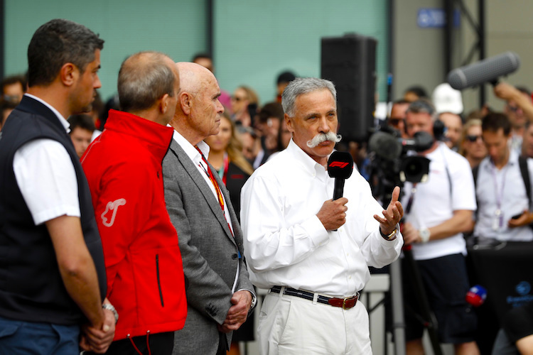 Formel-1-CEO Chase Carey (mit Mikrofon)