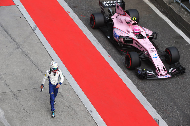 Antonio Giovinazzi kommt nach seinem Crash als Fussgänger zurück, hinten flitzt Esteban Ocon durch