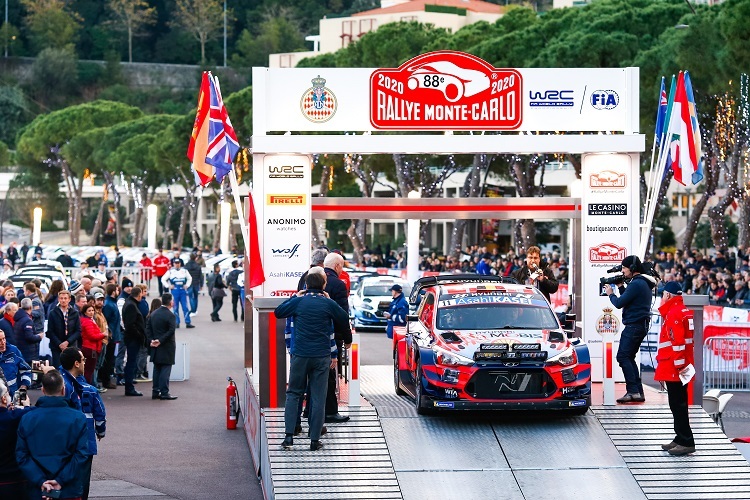   Der spätere Sieger Thierry Neuville beim Start 2020 in Monaco