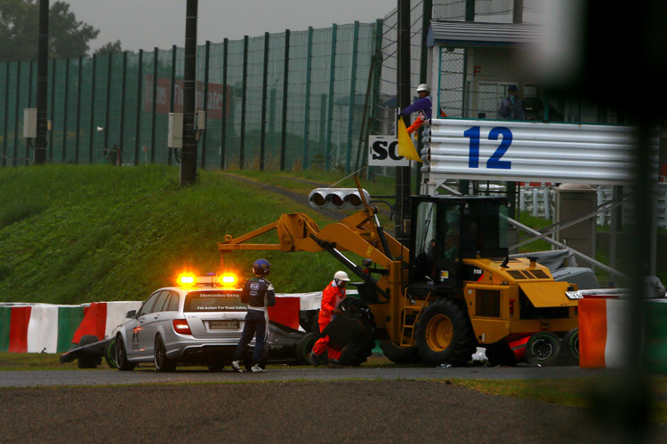 Die Unfallstelle: Rechts die Überreste von Bianchis Rennwagen
