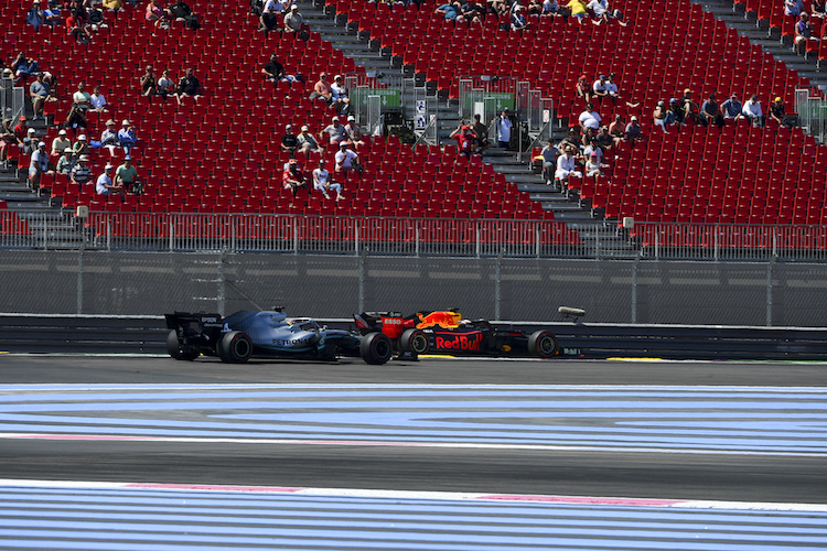 Lewis Hamilton geriet nach einem Ausritt beinahe mit Verstappen zusammen – und muss nun zittern