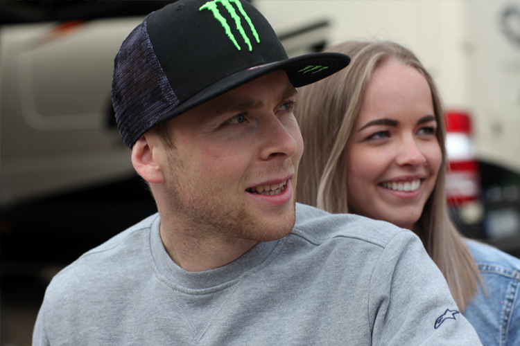 Romain Febvre (hier mit Freundin Megan Closset) startet optimistisch beim Grand Prix of Germany