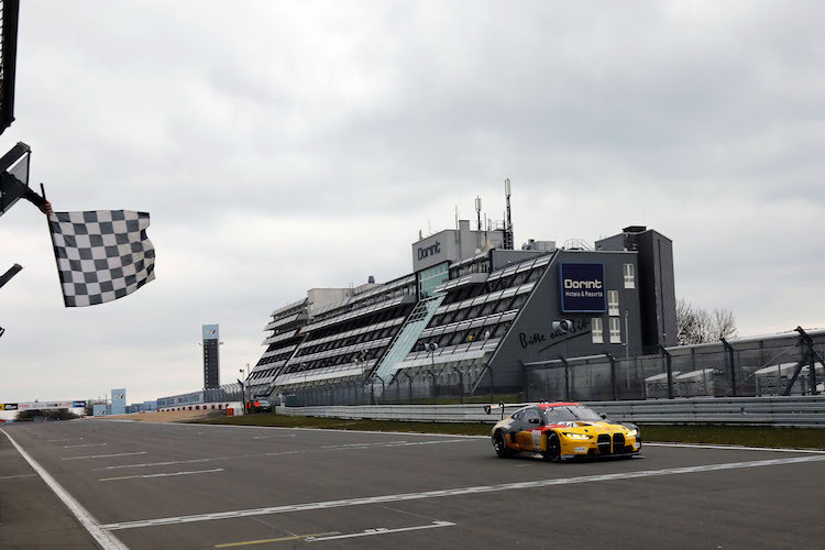 Das BMW Junior Team gewinnt den dritten Saisonlauf der Nürburgring Langstrecken-Serie