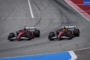 Lewis Hamilton (rechts) muss Charles Leclerc passieren lassen