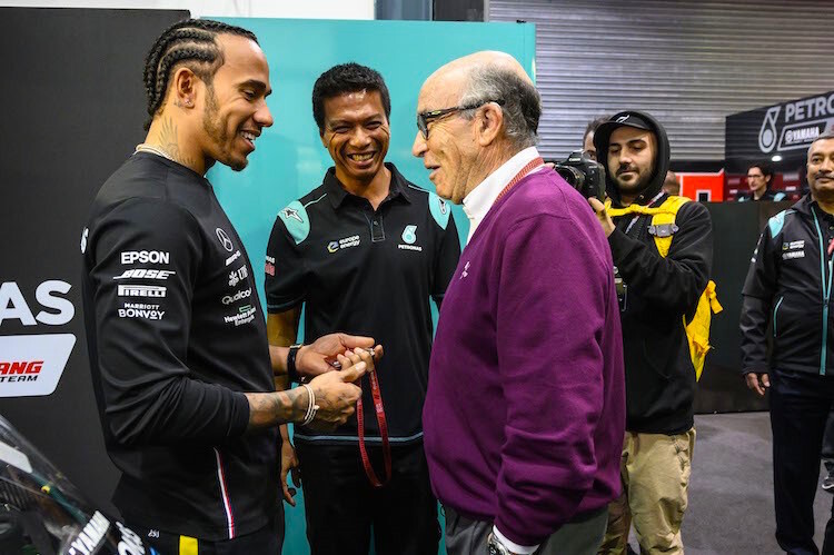 Formel-1-Weltmeister Lewis Hamilton mit Carmelo Ezpeleta