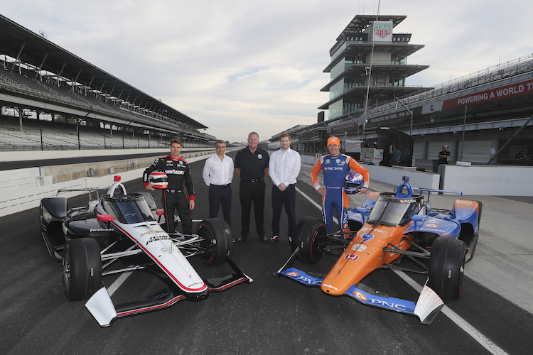 Will Power (links) und Scott Dixon mit ihren IndyCars samt Aeroscreen