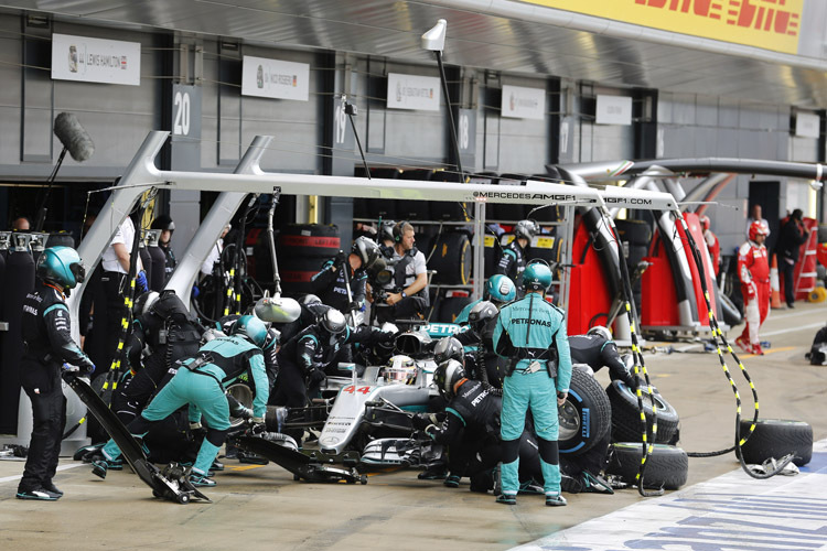 Übung macht den Meister: Die Mercedes-Boxencrew übt fleissig, damit beim Reifenwechsel nichts schief geht