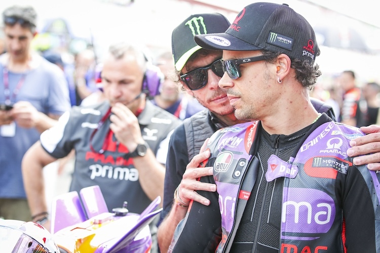 Franco Morbidelli mit Freund und Mentor Valentino Rossi