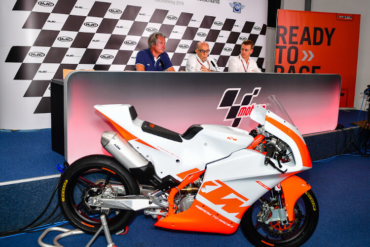 Das KTM-Bike für den Northern Talent Cup, dahinter ADAC-Sportpräsident Hermann Tomczyk, Dorna-CEO Carmelo Ezpeleta und KTM-Motorsport-Direktor Pit Beirer