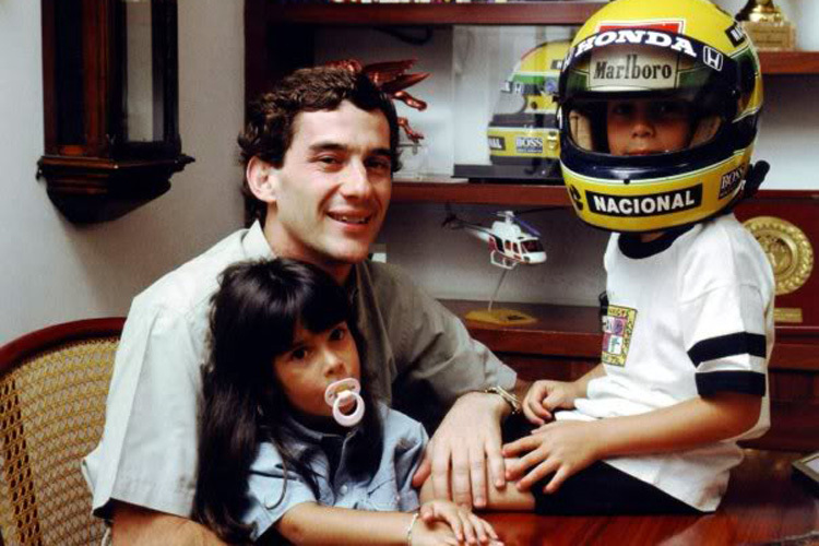 Ayrton Senna mit Bruno (unterm Helm)
