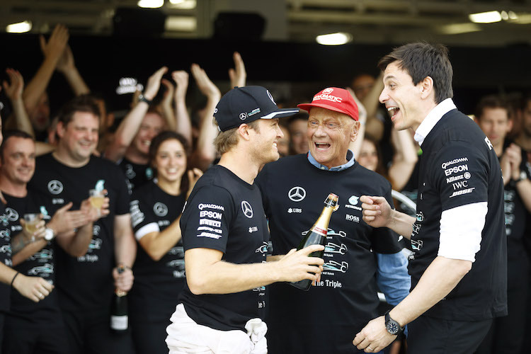 Nico Rosberg mit Niki Lauda und Toto Wolff nach dem WM-Triumph