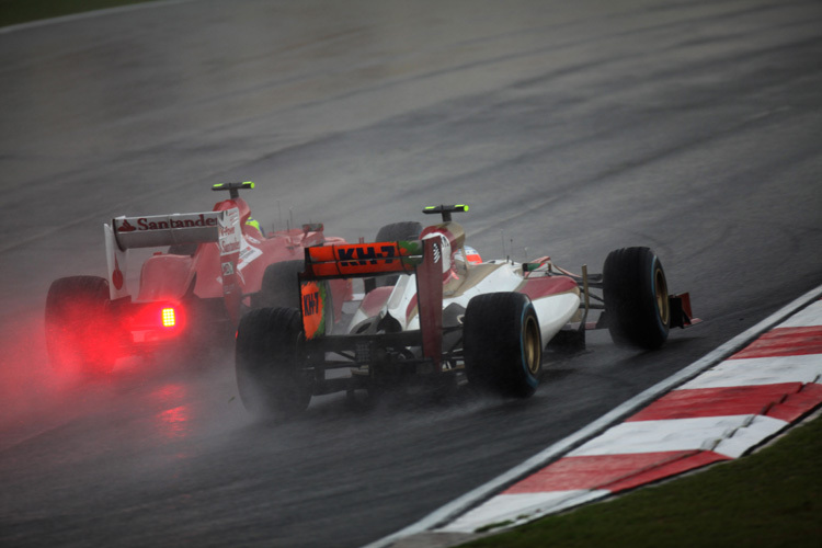 Karthikeyan ohne KERS gegen Massa im Ferrari
