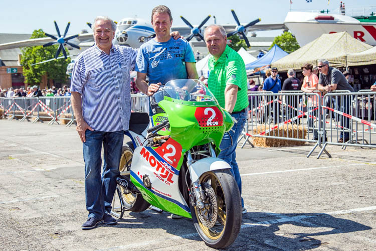 Übergabe der Kawasaki GPZ 1000 RX: Franz Rau, Andreas Hofmann und Rolf Jung (v.l.)