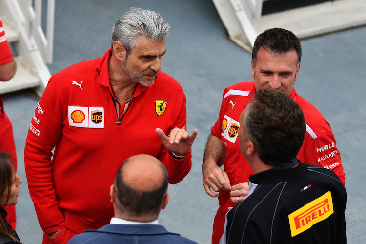 Ferrari-Teamchef Maurizio Arrivabene (links hinten)