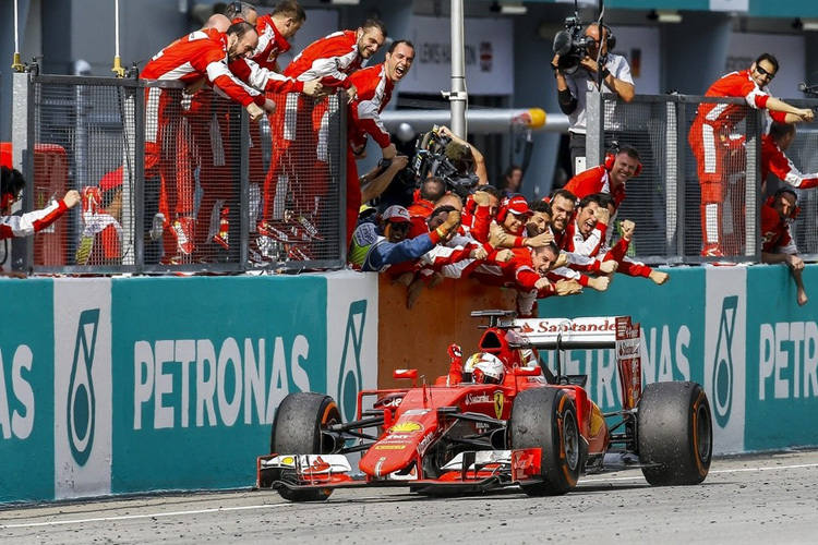 Die Ferrari-Mechaniker bejubeln die Siegesfahrt von Sebastian Vettel