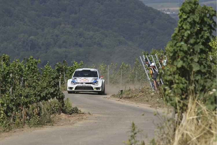 Knappe Führung für Jari-Matti Latvala