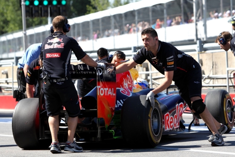 Sebastian Vettel wird wieder in die Garage geschoben