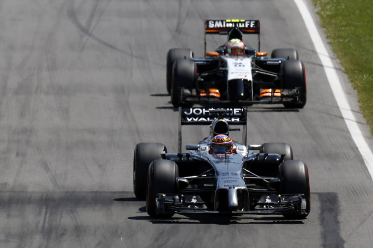 McLaren-Pilot Jenson Button (im Bild vor Force India-Pilot Sergio «Checo» Pérez): «Ich bin froh, dass Checo und Felipe Massa nichts passiert ist bei ihrem Highspeed-Abflug»