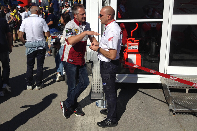 Misano-GP: Michael Bartholemy verhandelt mit HRC-Manager Livio Suppo (rechts)