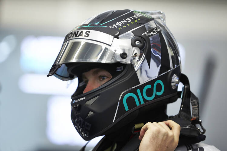 Rosberg fährt 2014 mit zwei Helmdesigns, beide jedoch tragen die römische 6, seine Startnummer