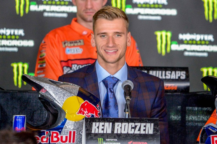 Ken Roczen im Anzug auf der Pressekonferenz in Anaheim