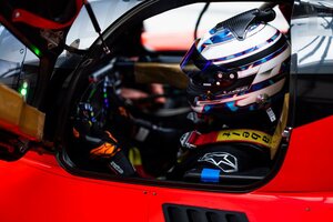 Mathieu Jaminet im Cockpit des Genesis GMR-001)