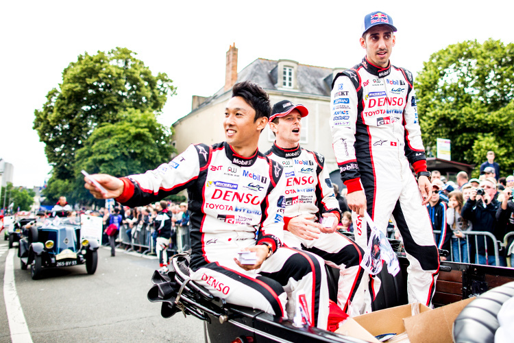 Kazuki Nakajima, Anthony Davidson und Sébastien Buemi im Jubel der Fans: Die Fahrerparade in Le Mans findet am Freitag statt