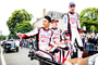 Kazuki Nakajima, Anthony Davidson und Sébastien Buemi im Jubel der Fans: Die Fahrerparade in Le Mans findet am Freitag statt