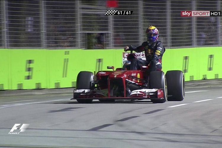 Diese Szene gab zu reden: Fernando Alonso nimmt in Singapur Mark Webber mit