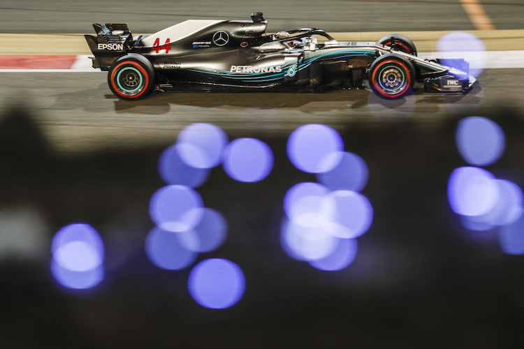 Lewis Hamilton muss mit einer Hypothek ins zweite Kräftemessen des Jahres starten
