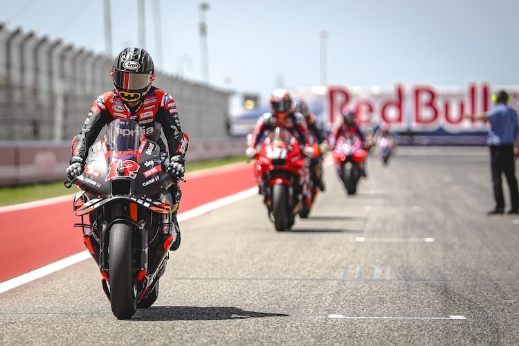 Follow me. Maverick Viñales, Sieger des Sprints, führte auch auch das Wurm-up in Texas an