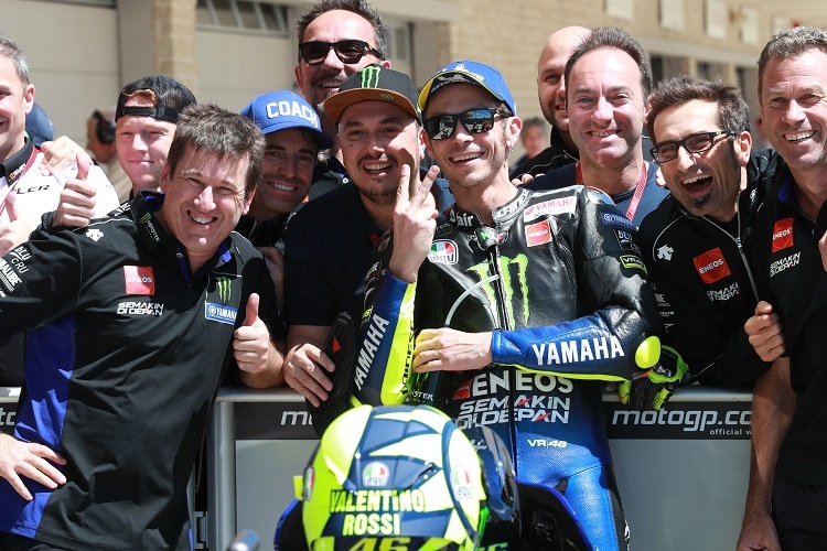Valentino Rossi feierte die erste Reihe mit seiner Crew